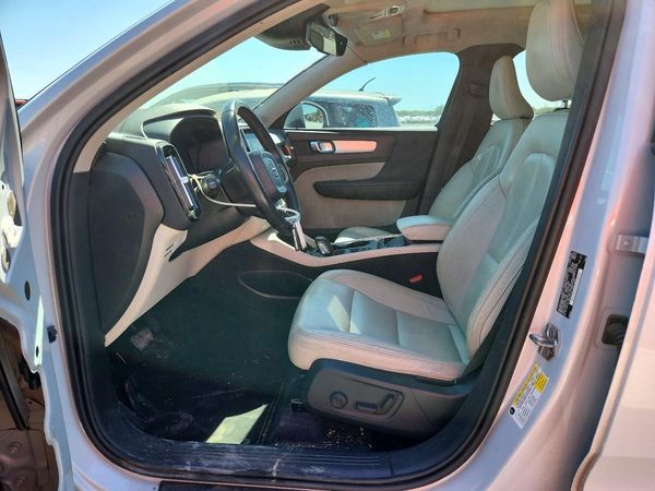 2020 VOLVO XC40 Momentum — DENT