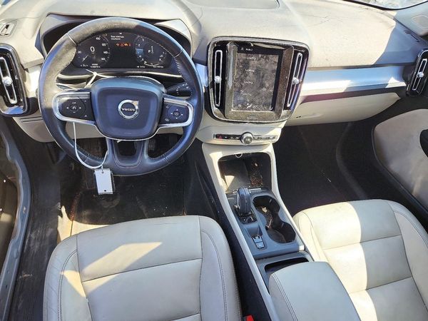 2020 VOLVO XC40 Momentum — CKPT