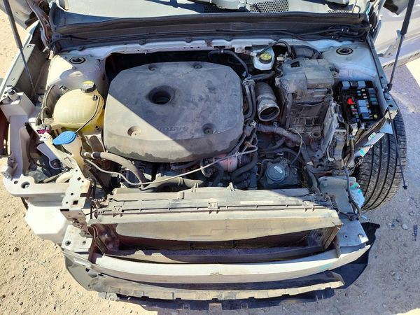 2020 VOLVO XC40 Momentum — Engine bay