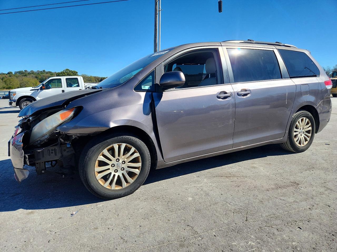 2013 TOYOTA SIENNA — Front 3/4