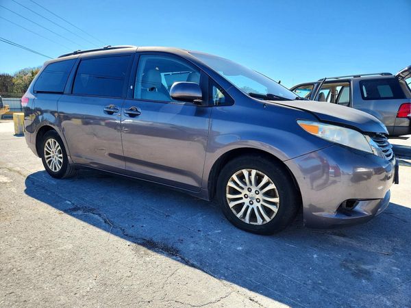 2013 TOYOTA SIENNA — Passenger 3/4