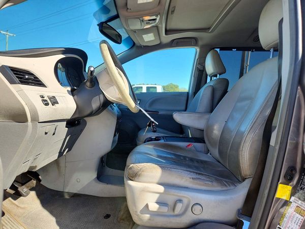 2013 TOYOTA SIENNA — DENT