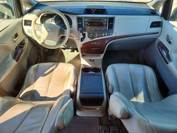 2013 TOYOTA SIENNA — CKPT