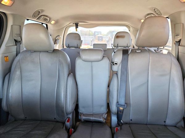 2013 TOYOTA SIENNA — SUVN