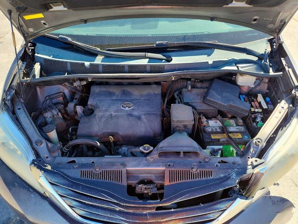 2013 TOYOTA SIENNA — Engine bay