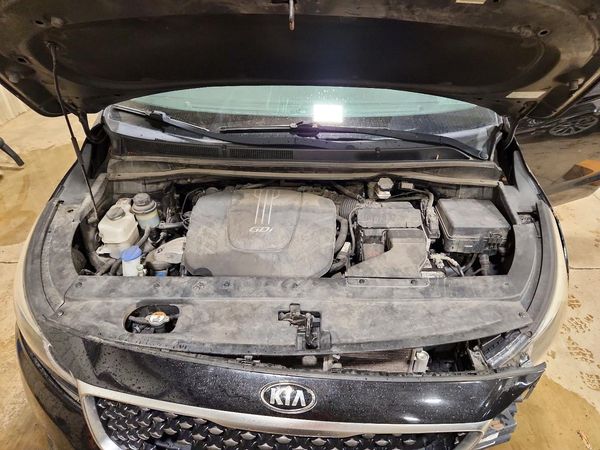 2015 KIA SEDONA GLS - Middle level — Engine bay
