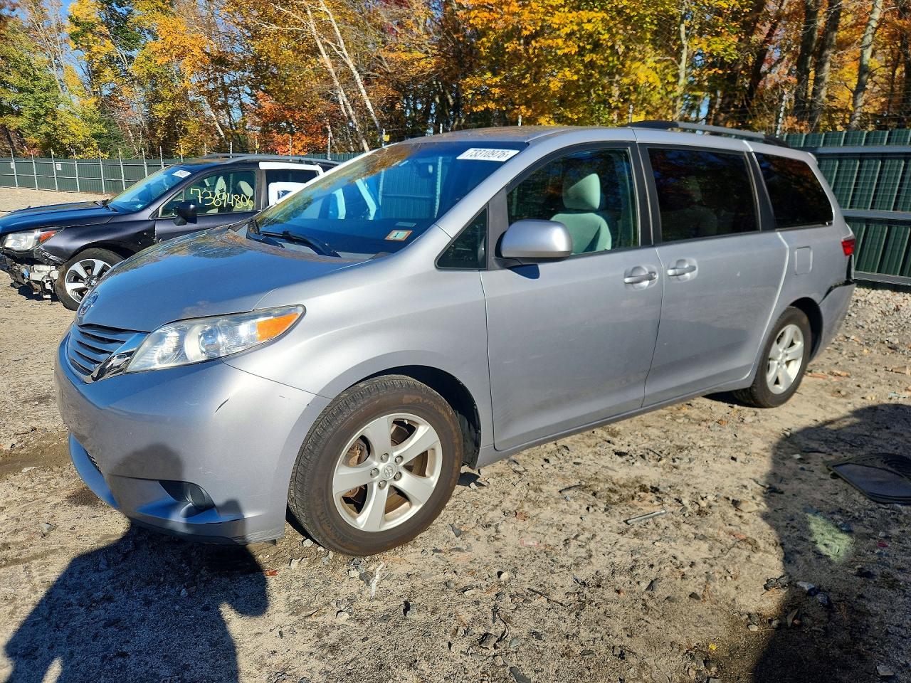 2016 TOYOTA SIENNA — Front 3/4