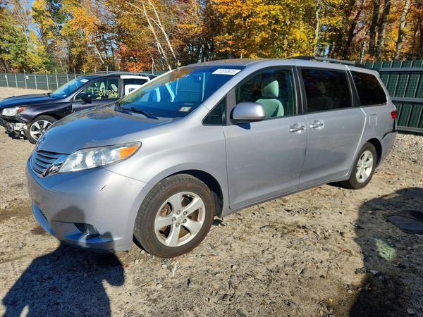 2016 TOYOTA SIENNA — Front 3/4