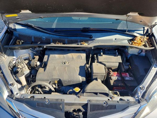 2016 TOYOTA SIENNA — Engine bay