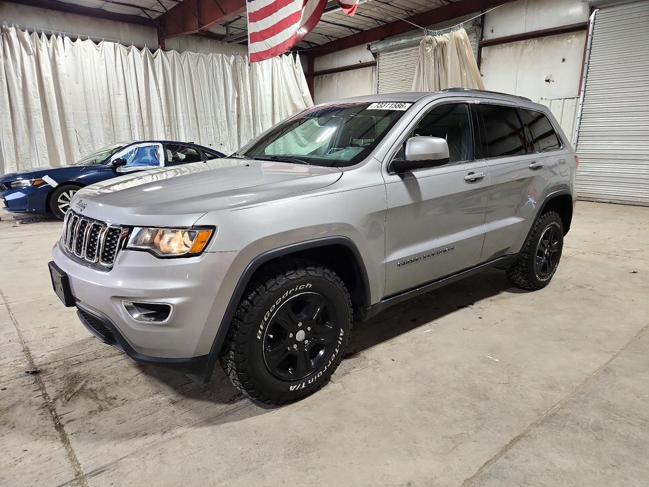 2017 JEEP GRAND CHEROKEE Laredo — Front 3/4