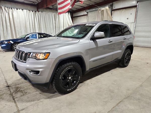 2017 JEEP GRAND CHEROKEE Laredo — Front 3/4