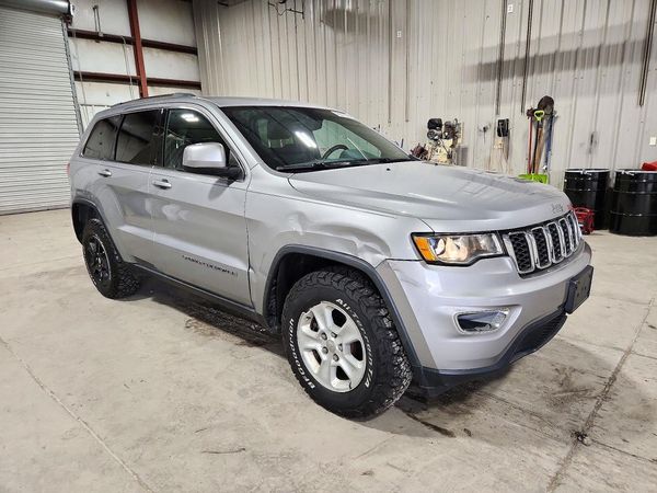 2017 JEEP GRAND CHEROKEE Laredo — Passenger 3/4