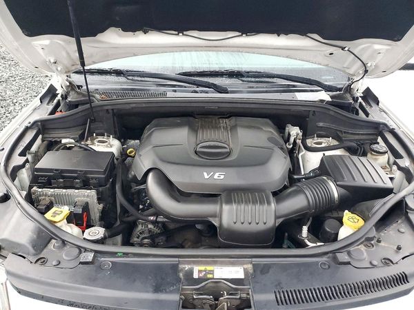 2014 JEEP CHEROKEE Laredo — Engine bay