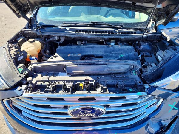 2019 FORD EDGE Titanium — Engine bay