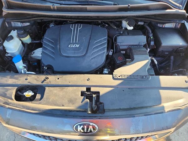 2015 KIA SEDONA GL - Middle-low — Engine bay