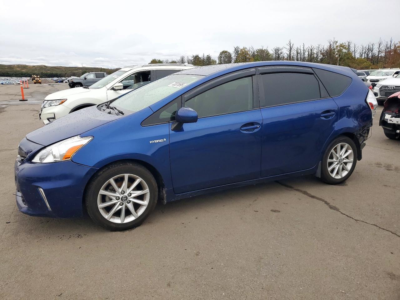 2013 TOYOTA PRIUS V TW — Front 3/4