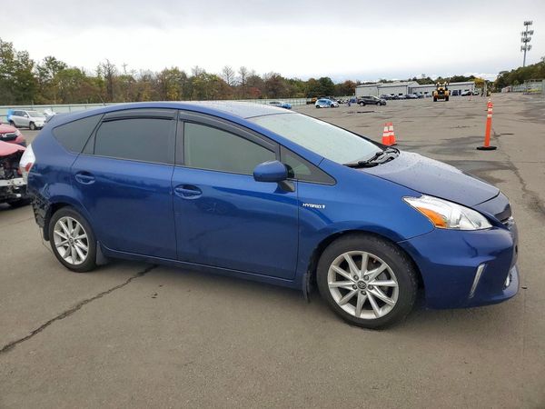2013 TOYOTA PRIUS V TW — Passenger 3/4