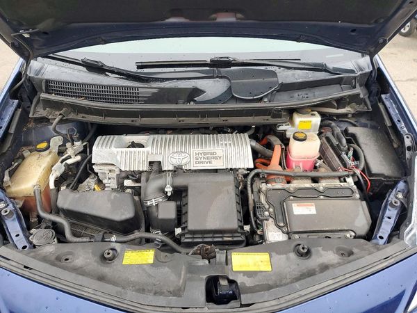 2013 TOYOTA PRIUS V TW — Engine bay