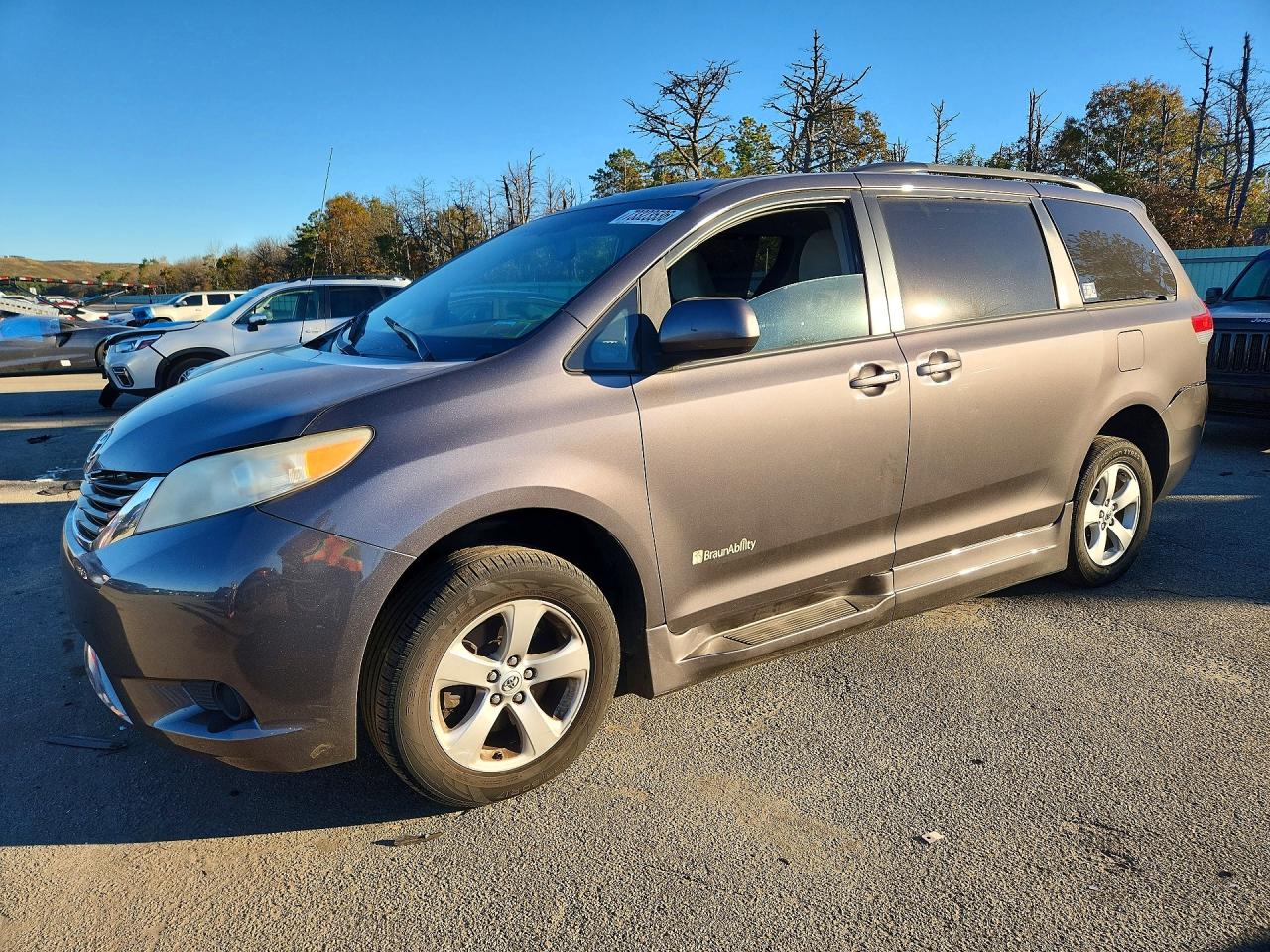 2013 TOYOTA SIENNA — Front 3/4