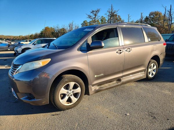 2013 TOYOTA SIENNA — Front 3/4