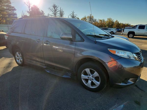 2013 TOYOTA SIENNA — Passenger 3/4