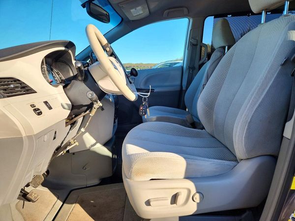 2013 TOYOTA SIENNA — DENT