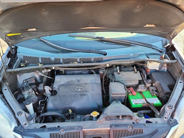 2013 TOYOTA SIENNA — Engine bay
