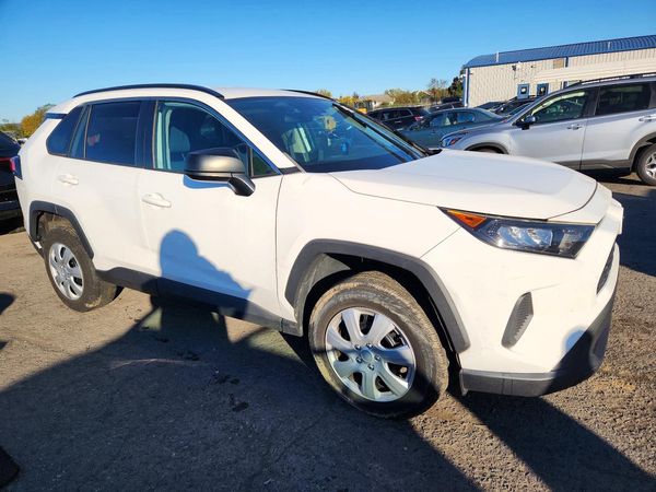 2019 TOYOTA RAV4 LE — Passenger 3/4