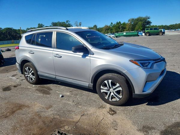 2017 TOYOTA RAV4 LE — Passenger 3/4