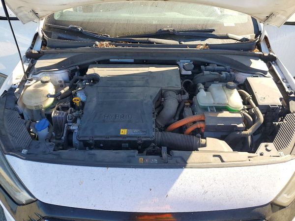 2017 HYUNDAI IONIQ HEV Limited w/Ultimate — Engine bay