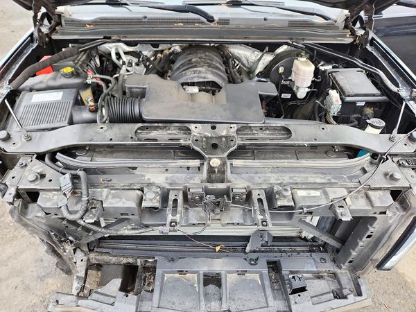 2016 CHEVROLET SUBURBAN LT — Engine bay
