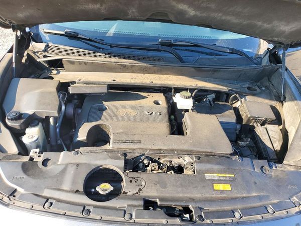 2013 INFINITI JX35 — Engine bay