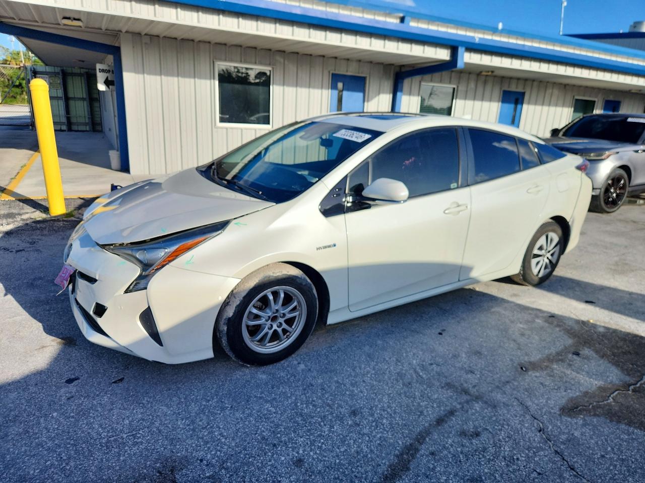 2017 TOYOTA PRIUS — Front 3/4