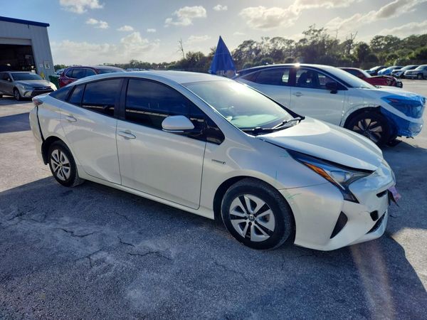 2017 TOYOTA PRIUS — Passenger 3/4