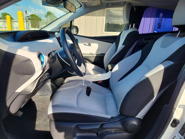 2017 TOYOTA PRIUS — DENT