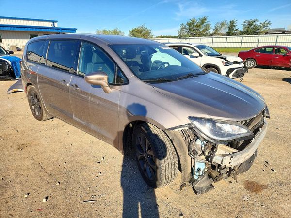2018 CHRYSLER PACIFICA Touring Plus — Passenger 3/4