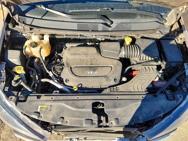 2018 CHRYSLER PACIFICA Touring Plus — Engine bay