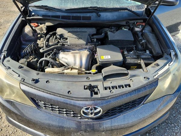 2014 TOYOTA CAMRY — Engine bay