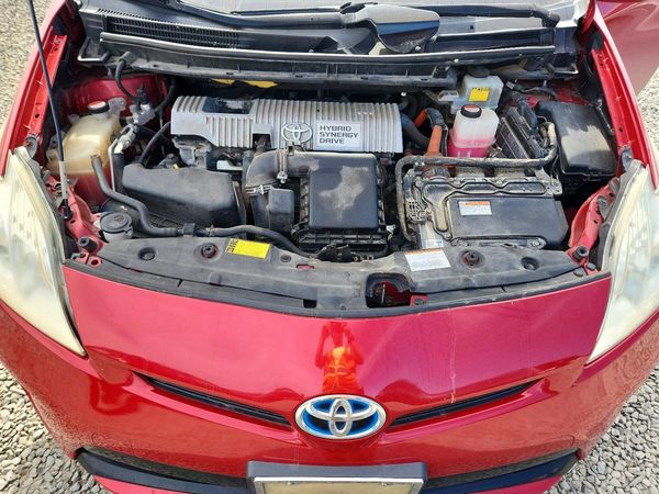2015 TOYOTA PRIUS — Engine bay