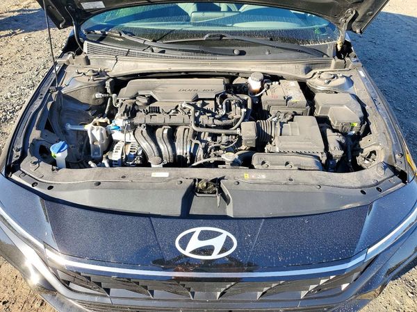 2025 HYUNDAI ELANTRA SEL Convenience — Engine bay