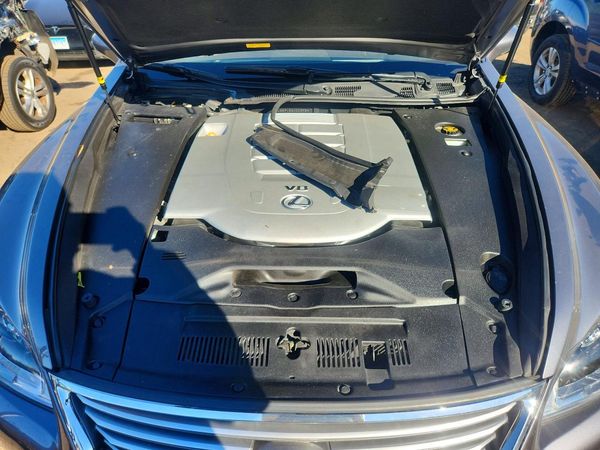 2014 LEXUS LS 460 — Engine bay