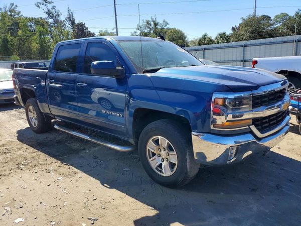 2017 CHEVROLET SILVERADO LT — Passenger 3/4