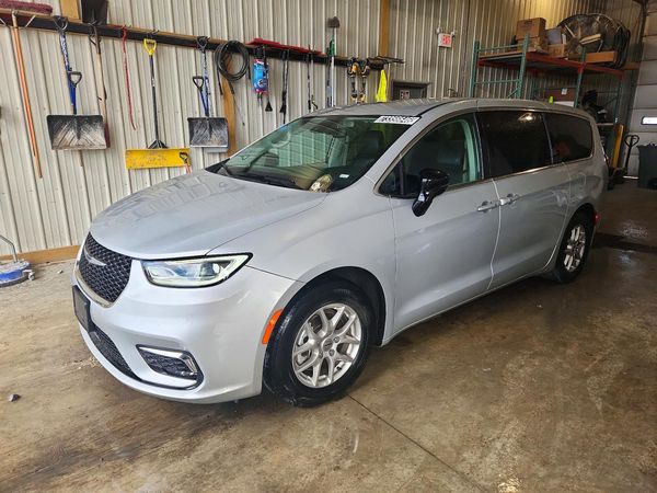2024 CHRYSLER PACIFICA Touring L — Front 3/4