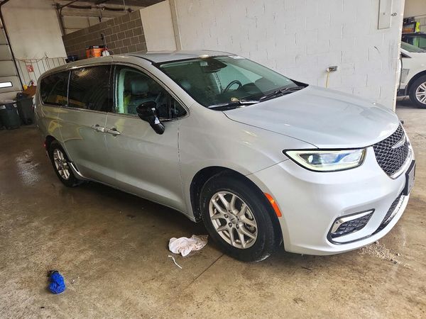 2024 CHRYSLER PACIFICA Touring L — Passenger 3/4