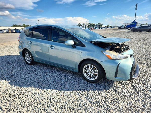 2015 TOYOTA PRIUS V TW — Passenger 3/4