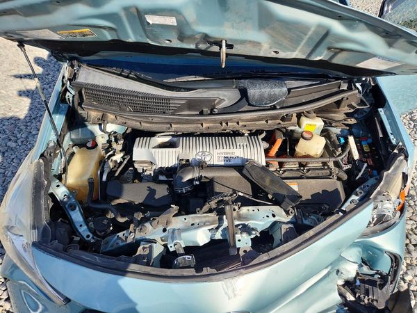 2015 TOYOTA PRIUS V TW — Engine bay
