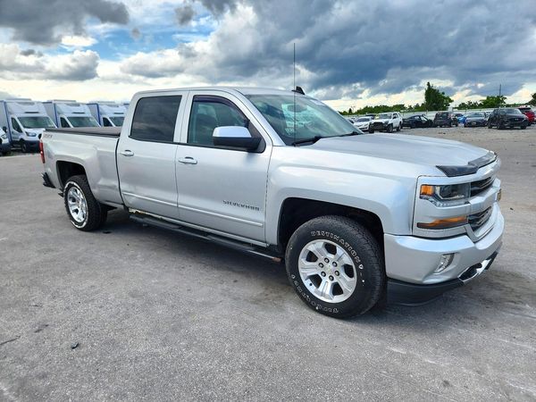 2017 CHEVROLET SILVERADO — Passenger 3/4