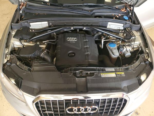 2015 AUDI Q5 Premium Plus — Engine bay