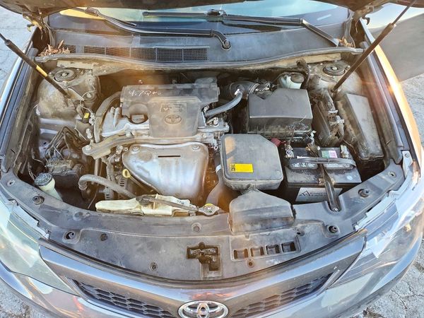 2014 TOYOTA CAMRY — Engine bay