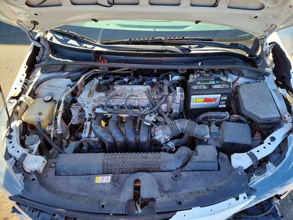 2020 TOYOTA COROLLA LE — Engine bay